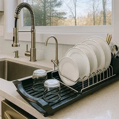 egouttoir vaisselle noir monospace avec plateau de récupération pour éviter l’eau stagnante