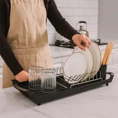 egouttoir vaisselle noir monospace avec compartiment à couverts amovible pour plus de praticité