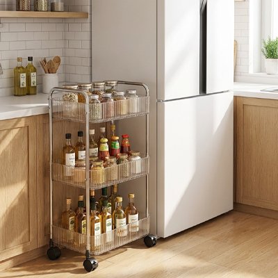 Desserte cuisine compacte installée entre meubles avec paniers métalliques optimise chaque centimètre 