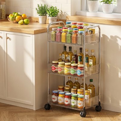 Desserte cuisine avec paniers ajourés remplie de bocaux colorés organise visuellement vos ingrédients 