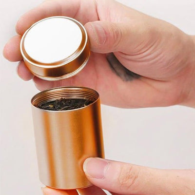 boite a the design dorée s'ouvre facilement pour un accès rapide