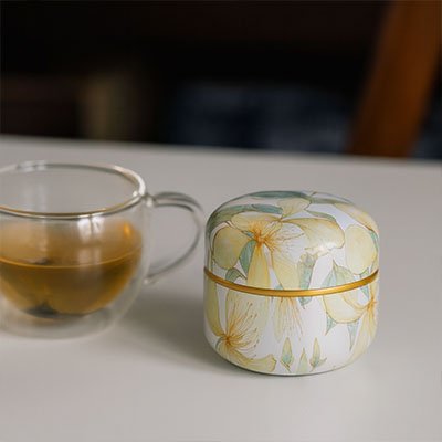 boite à thé hermétique élégante florale jaune pour conserver les saveurs de vos thés