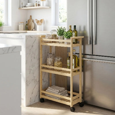 desserte en bois cuisine slim positionnée entre réfrigérateur et comptoir pour exploiter espace étroit