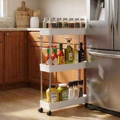 petite desserte cuisine bois et blanc près du frigo organise épices et sauces rangement pratique 