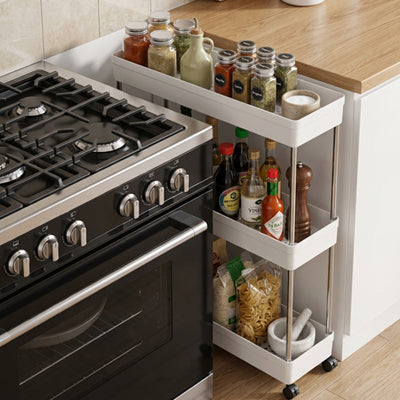 petite desserte cuisine blanche entre cuisinière et comptoir exploite les espaces perdus