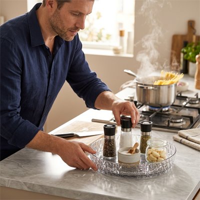 plateau tournant pour cuisine design facetté contemporain homme épices à portée de main