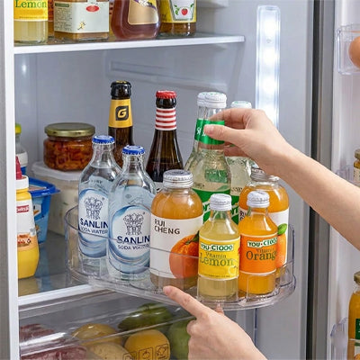plateau tournant rotatif 360° mains attrapant une bouteille dans le frigo facilement