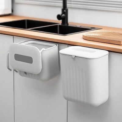 poubelle sous evier compact pratique avec couvercle basculant