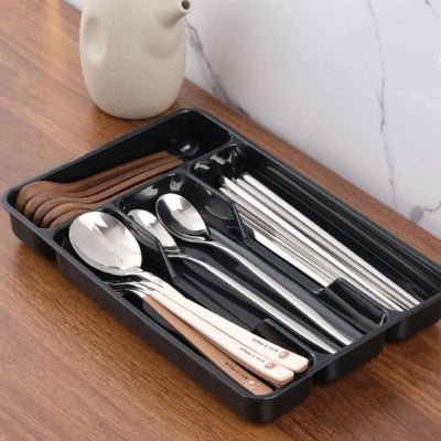 rangement à couverts en plastique noir avec plusieurs compartiments 