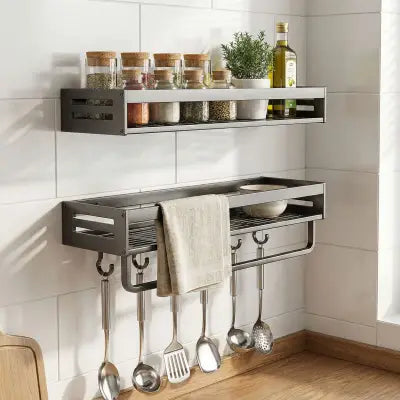 rangement mural pour cuisine moderne en métal gris pour décoration et organisation