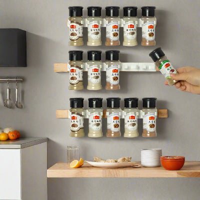 Un design minimaliste et fonctionnel pour ce rangement pour épices clip mural.