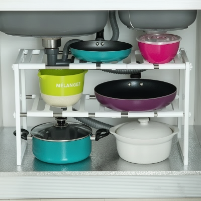 rangement sous evier rétractable blanc pour espace cuisine optimisé