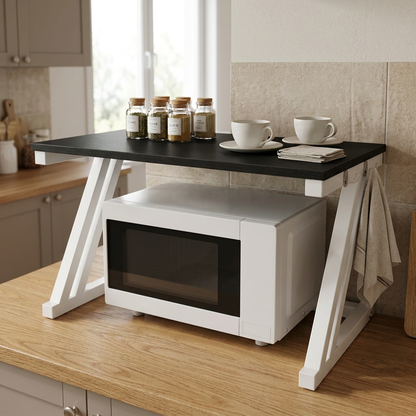 Étagère noire et blanche avec micro-ondes dans une cuisine taupe